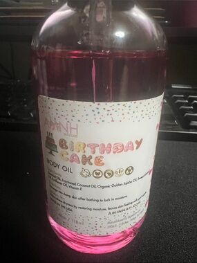 AMINNAH Birthday Cake Scented Body Oil — Pink